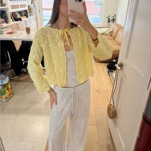 Adorable hand-knitted vintage cardigan sweater! 💛
